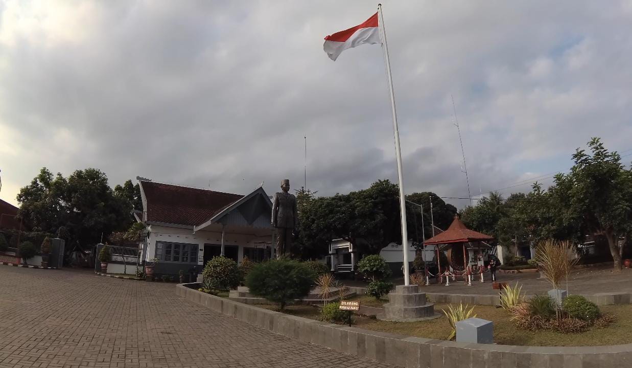 Kota Blitar identik dengan sosok Soekarno, Presiden pertama Republik Indonesia. Tidak hanya sebagai tempat peristirahatan terakhir, Blitar juga menyimpan kisah masa muda Bung Karno.