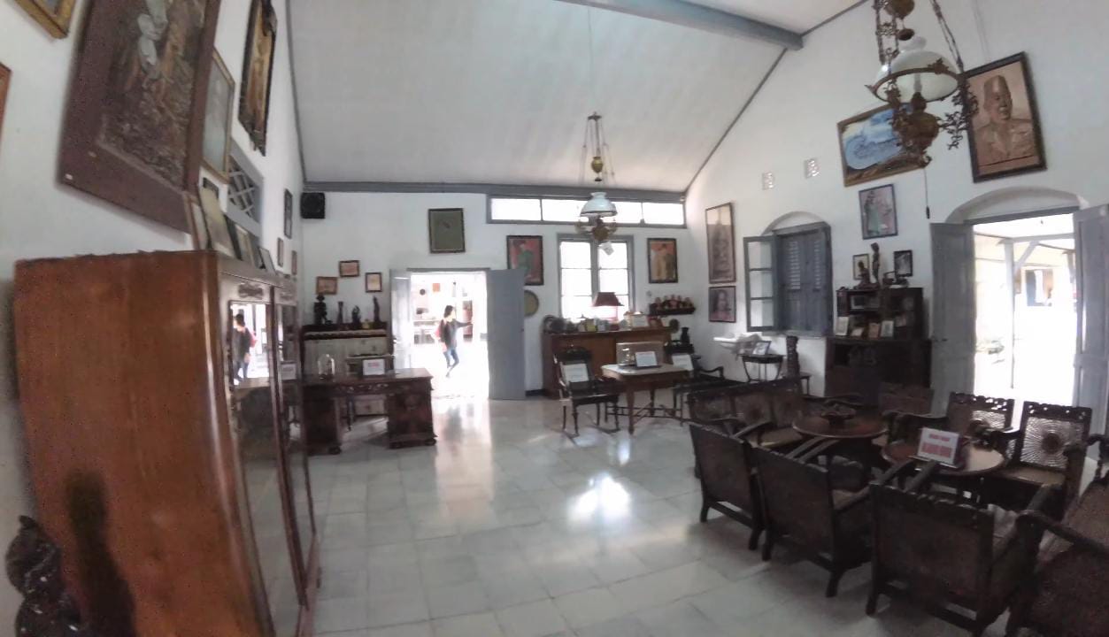 selalu menjadi kota yang lekat dengan nama Soekarno. Tidak hanya sebagai tempat peristirahatan terakhirnya, kota ini juga menyimpan jejak kehidupan masa muda Presiden pertama Republik Indonesia itu.