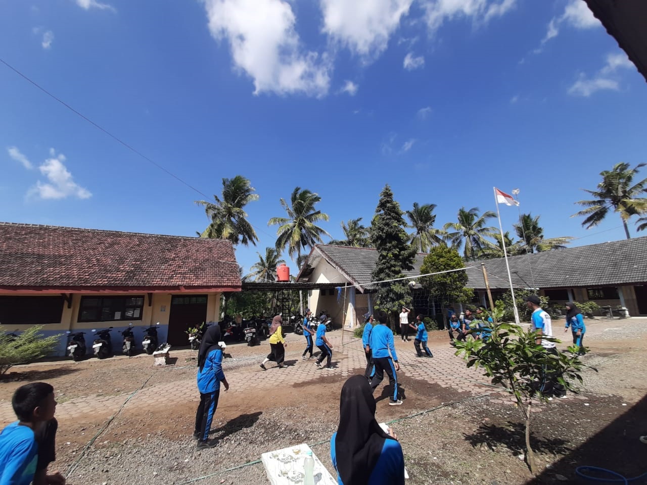Ekskul Bola Voli di SMPN Satu Atap Panggungrejo Blitar Jadikan Anak Pasif Makin Percaya Diri