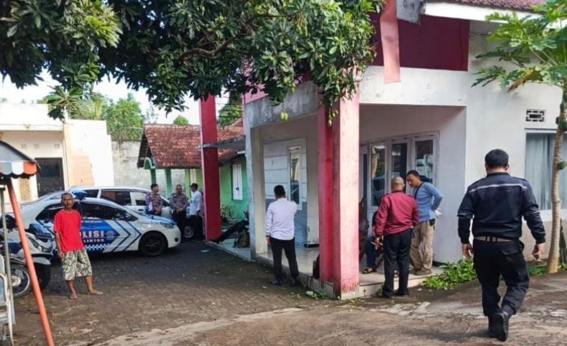 GALI BUKTI: Polisi melakukan olah TKP di rumah kos yang ditinggali oleh MTW yang meregang nyawa diduga dianiaya, Rabu (20/8/2025).