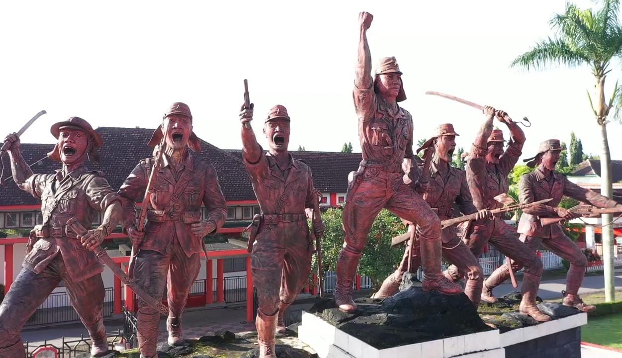 Di tengah hiruk pikuk Kota Blitar, berdiri kokoh sebuah bangunan bersejarah yang mestinya jadi kebanggaan warga. Namanya Monumen PETA.