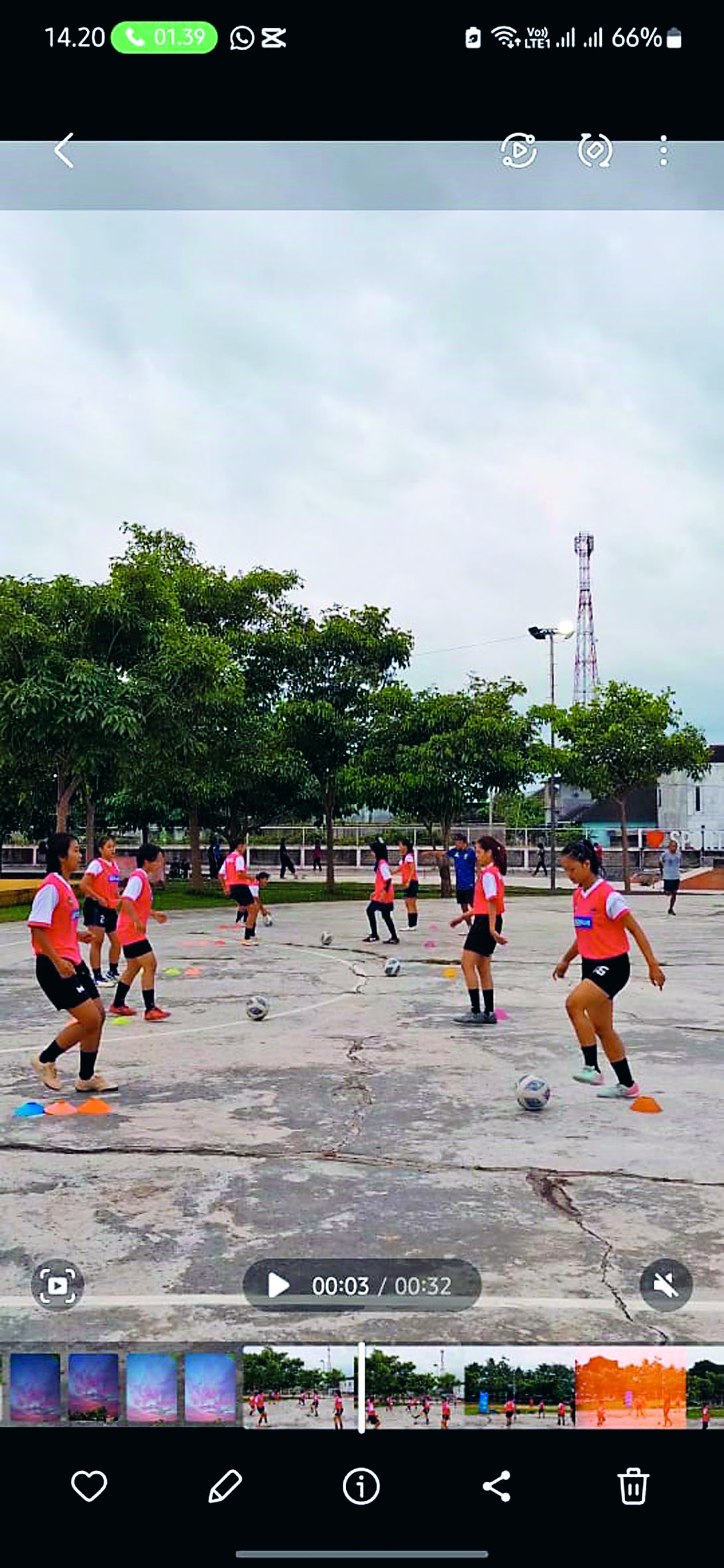 DISIPLIN: Tim futsal putri ketika berlatih di lapangan Sport Center di Kecamatan Kepanjenkidul beberapa waktu lalu.
