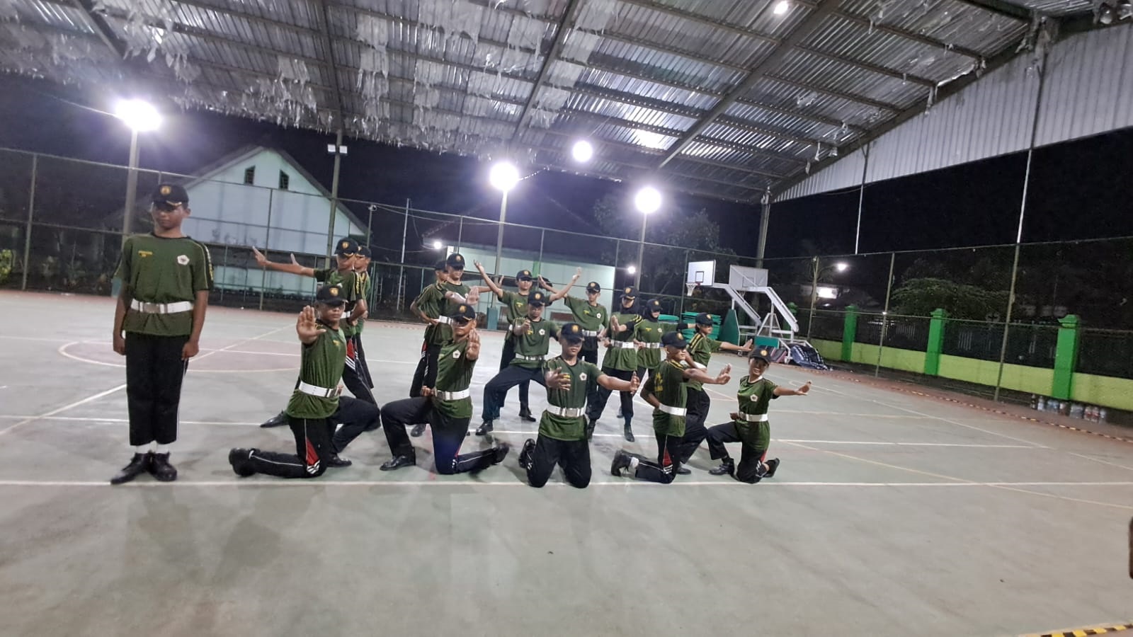 KOMPAK: Paskibra Armada Sakti SKANEKA saat menjalani latihan rutin di lingkungan sekolah.