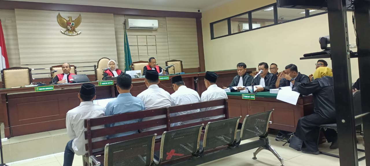 TENANG: ⁠Suasana sidang kasus dugaan korupsi Dam Kali Bentak di PN Tipikor Surabaya hadirkan 7 saksi ASN Pemkab Blitar.