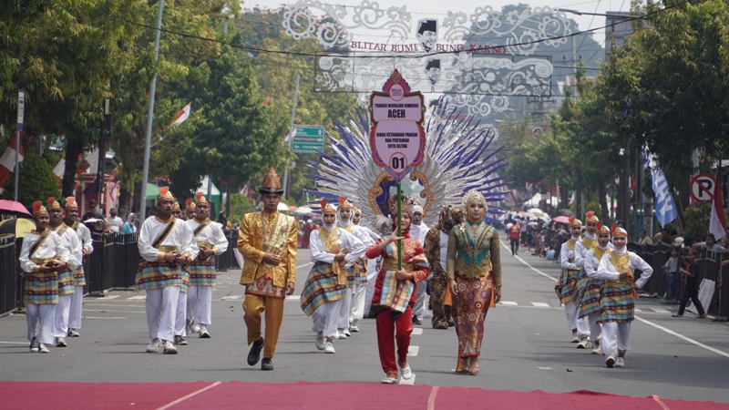 KAYA BUDAYA: Salah satu peserta BEN Carnival 2025 dari DKPP yang menampilkan tradisi Neurajah Rimueng dari Aceh, Sabtu (23/8/2025).