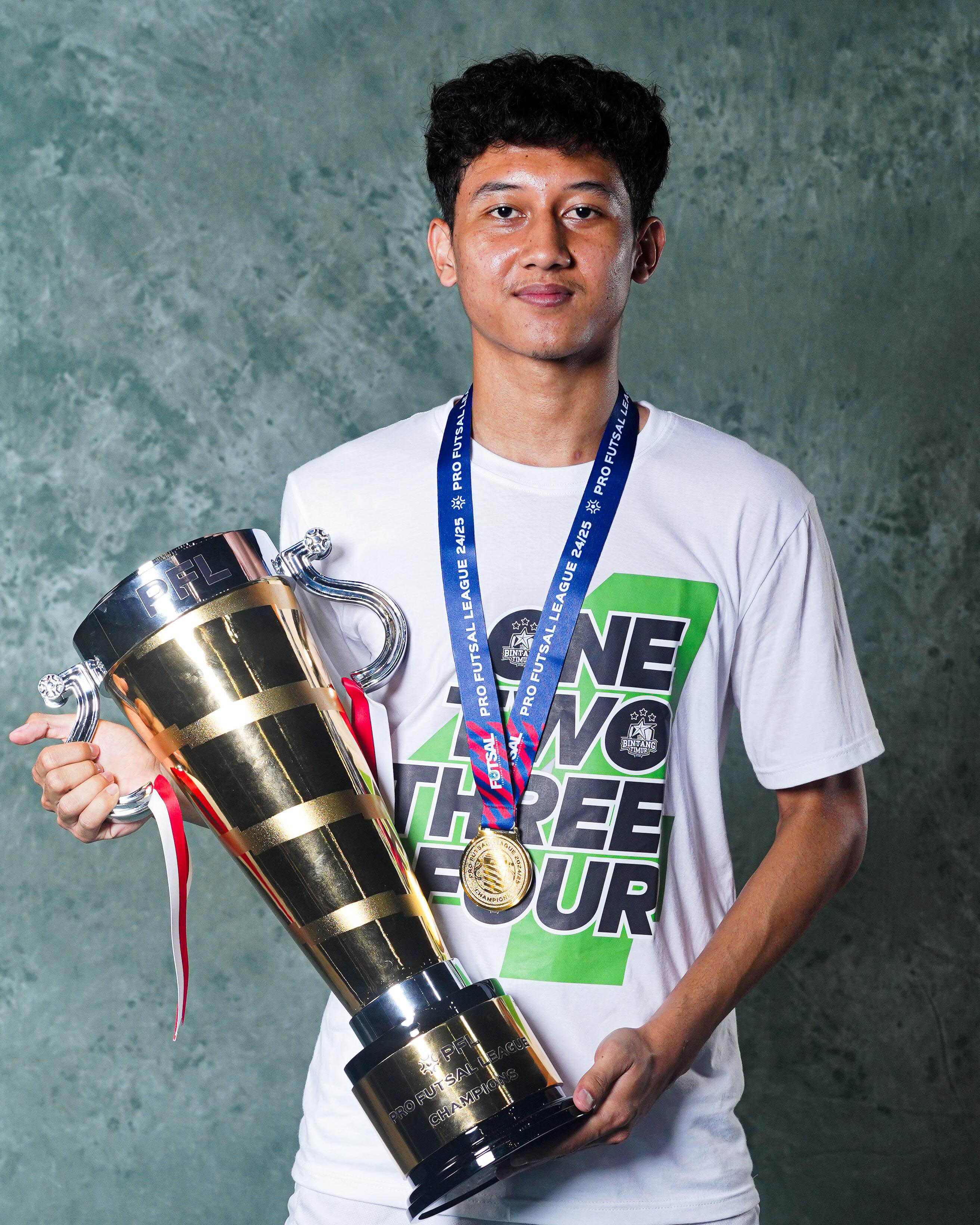 BANGGA: Muhammad Yuda Saiful saat memegang piala Pro Futsal League (PFL) bersama Bintang Timur Surabaya (BTS), beberapa waktu lalu.