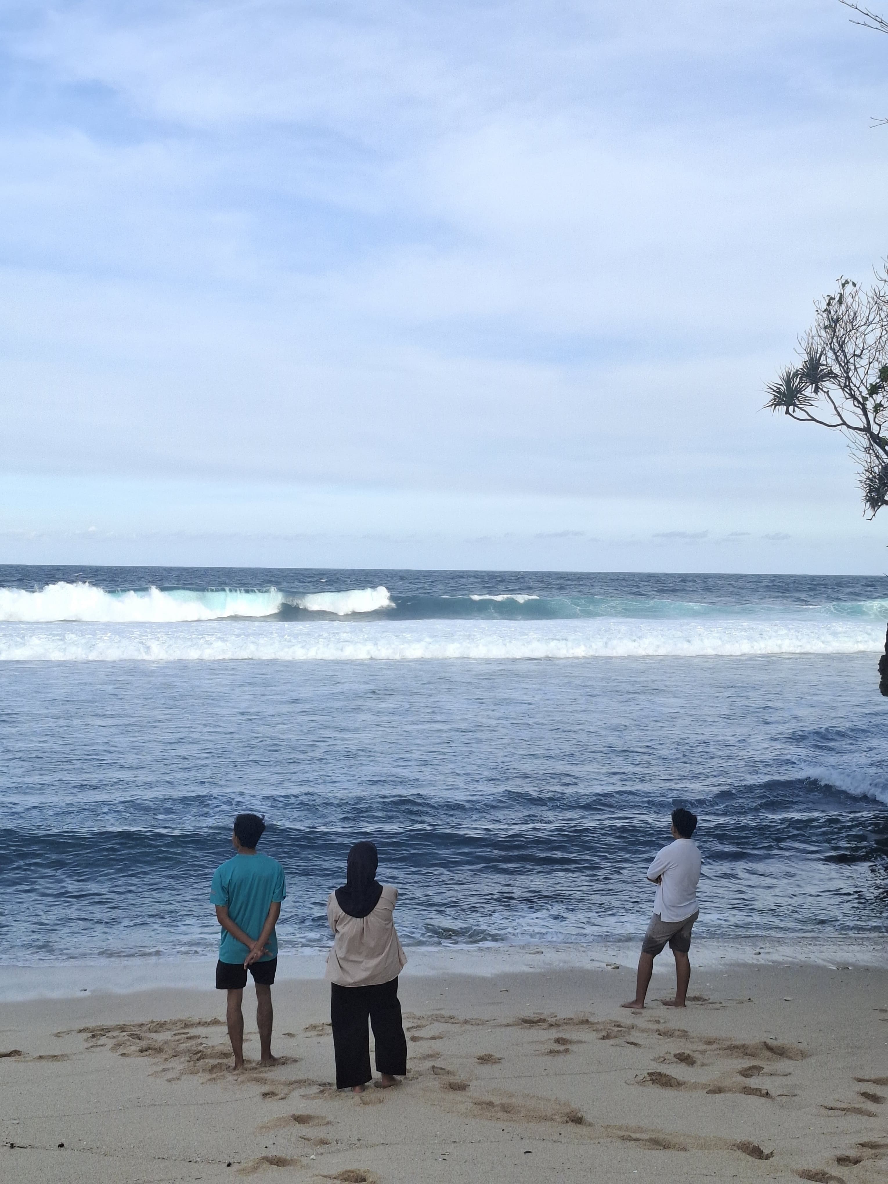 MENENANGKAN: Menikmati keindahan alam di kawasan Pantai Banteng Mati, Kecamatan Wonotirto, Kabupaten Blitar.