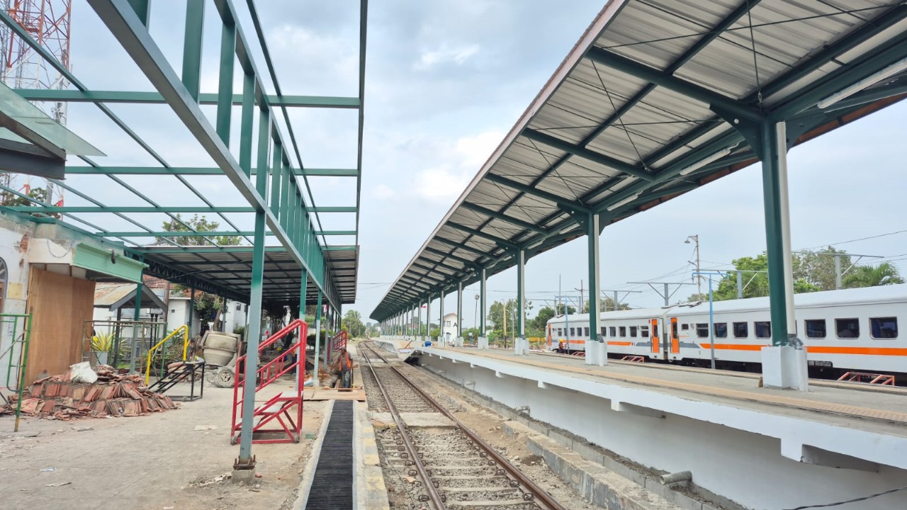MODERN: KAI membangunan fasilitas peron anyar di Stasiun Blitar untuk meningkatkan keamanan penumpang, Sabtu (23/8/2025).