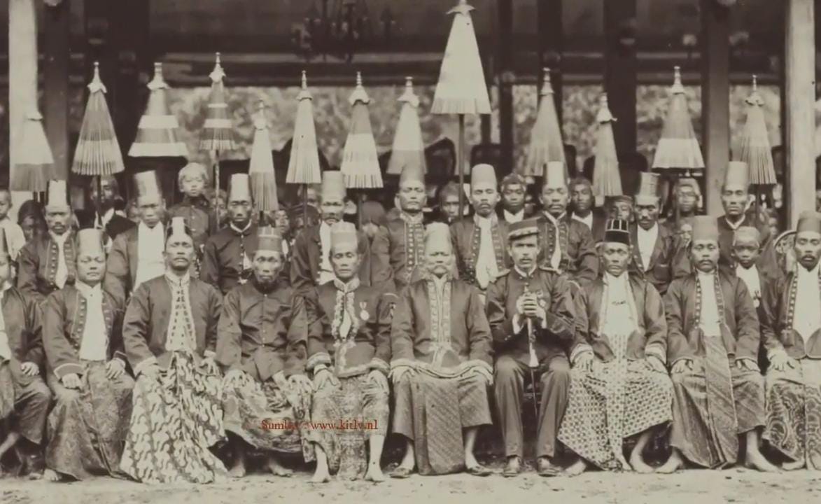 Sejarah bupati Blitar jaman Hindia Belanda tidak selalu diwarnai kejayaan. Ada kisah dramatis tentang sosok Aryo Adinegoro, bupati pertama Blitar, yang justru mundur setelah diserang fitnah.