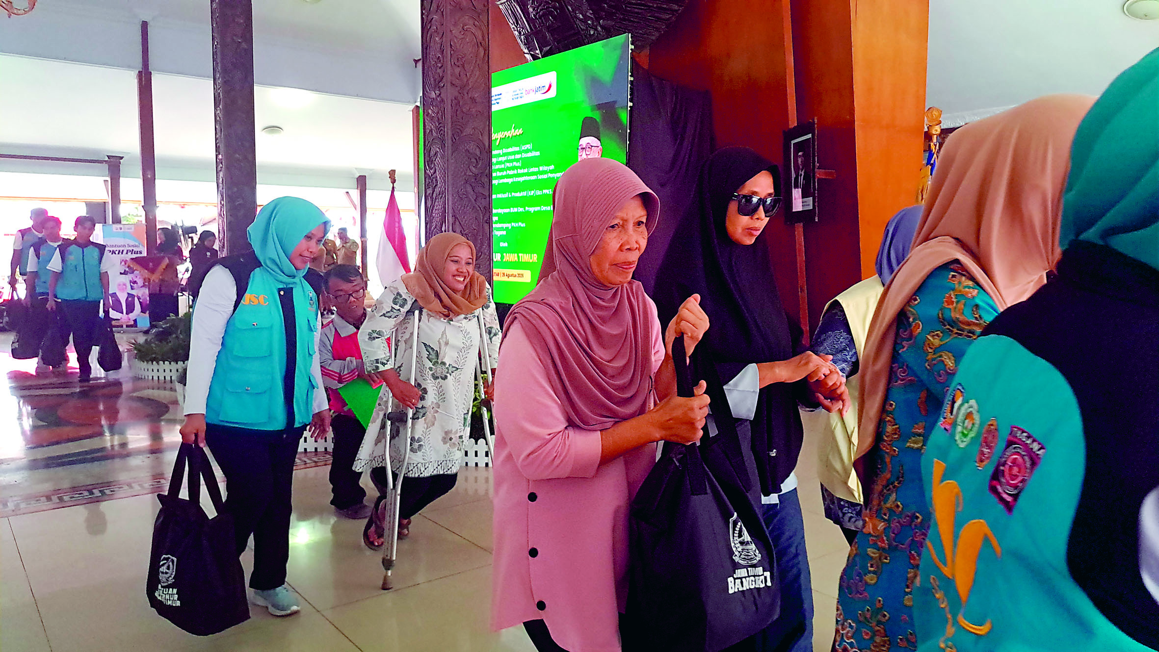 BERPOTENSI : Ada ratusan penerima bansos Kabupaten Blitar yang diberikan Gubernur Jawa Timur Khofifah, di Pendapa Ronggo Hadi Negoro (RHN), Selasa (26/8/2025).