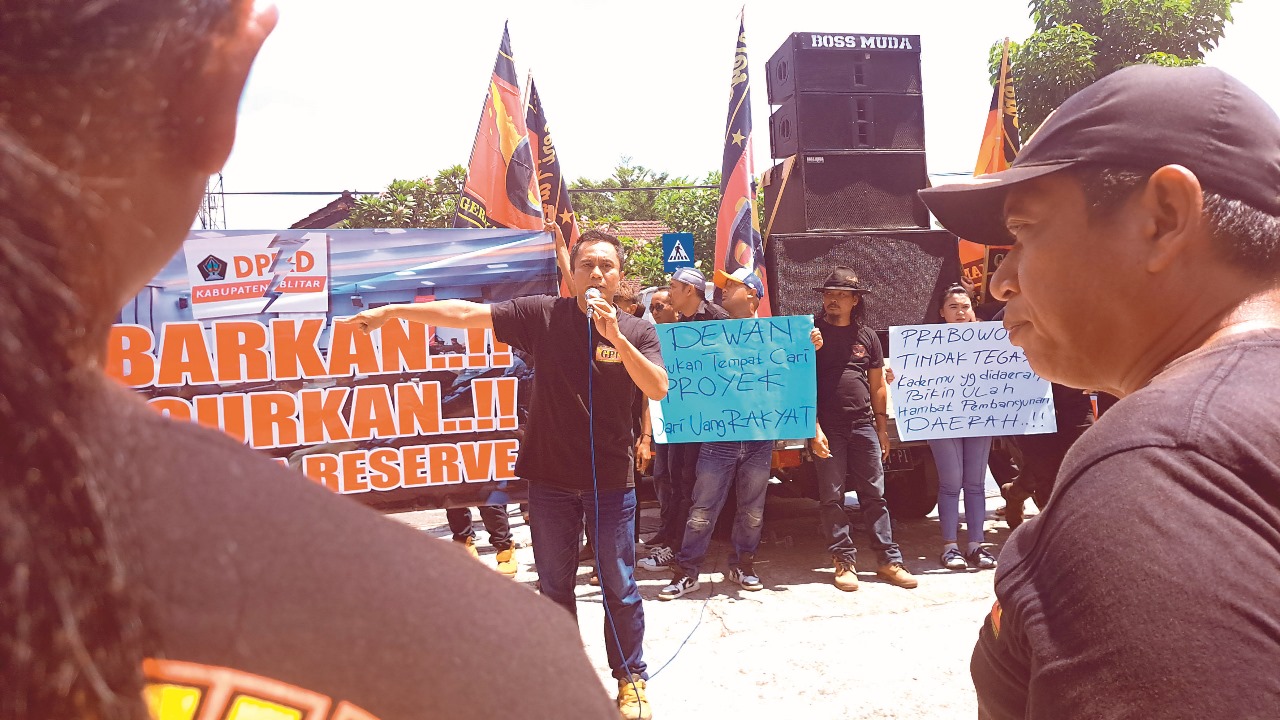 Demo di Depan Kantor DPRD Kabupaten Blitar, Massa GPI Desak Legislatif Sahkan P-APBD 2025