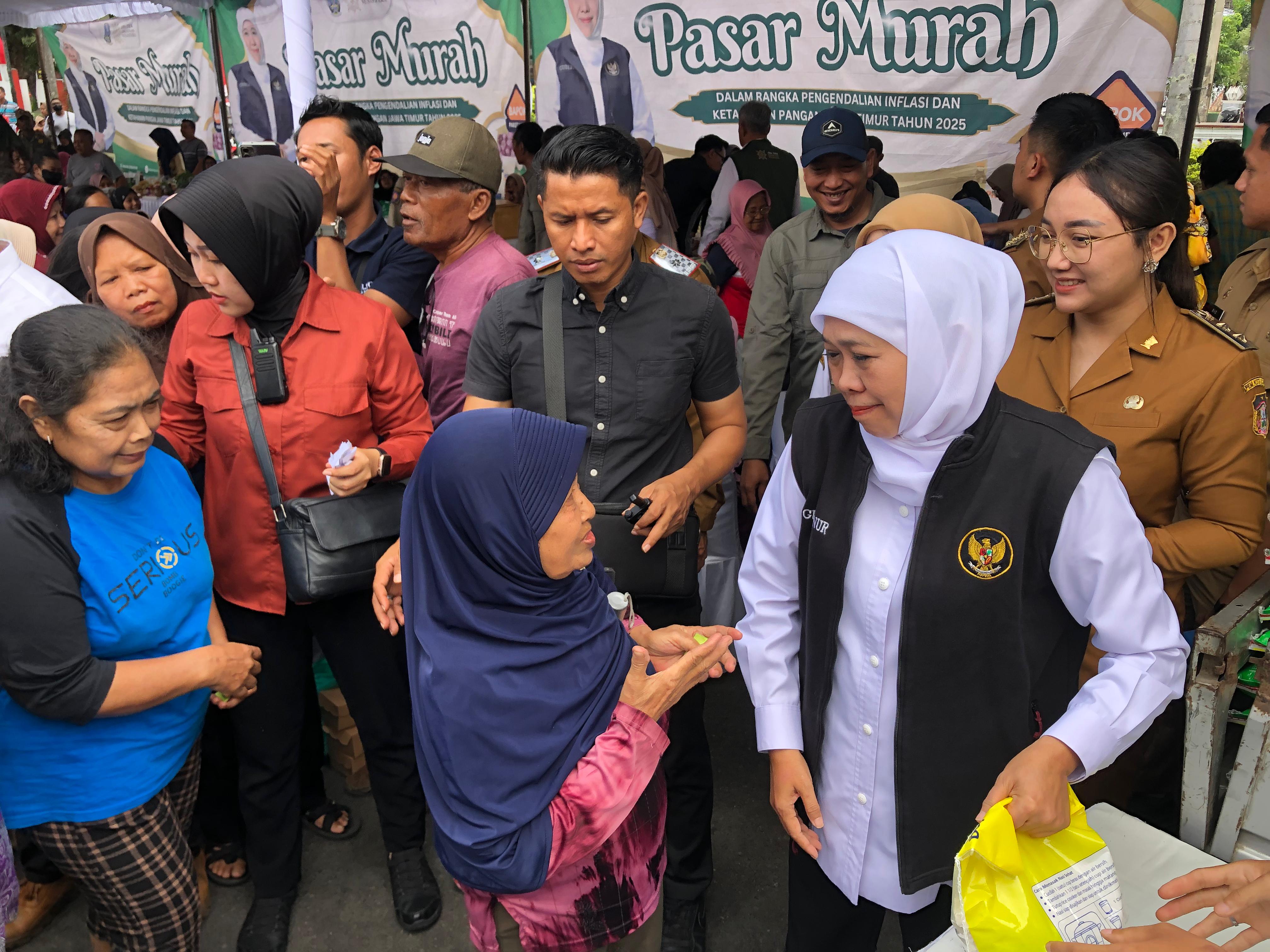 PANTAU HARGA: Gubernur Jatim Khofifah Indar Parawansa berkunjung ke Pasar Pon Kota Blitar serta meninjau pasar murah di halaman kantor Wali Kota Blitar, Selasa (26/8/2025).