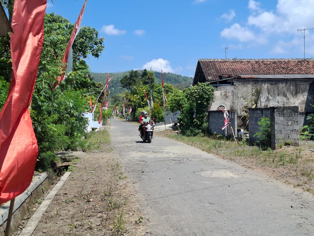BUTUH PERHATIAN: Kondisi jalan di Dusun Ganteran, Desa Bacem, Kecamatan Sutojayan, Kabupaten Blitar yang mengalami kerusakan.