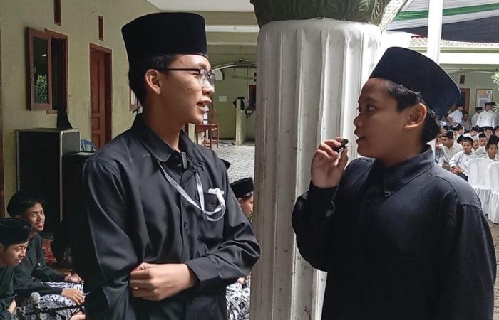 Anggota ekskul jurnalistik saat mempraktikkan ilmu yang didapatkan dalam proses wawancara.