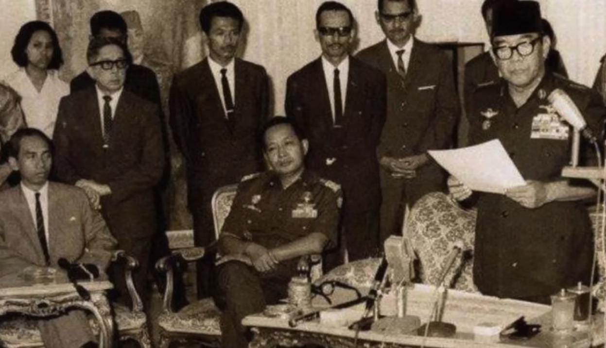 Nama Presiden Soekarno tidak hanya dikenal sebagai proklamator Indonesia. Karismanya sebagai orator ulung juga membuat dunia bergetar