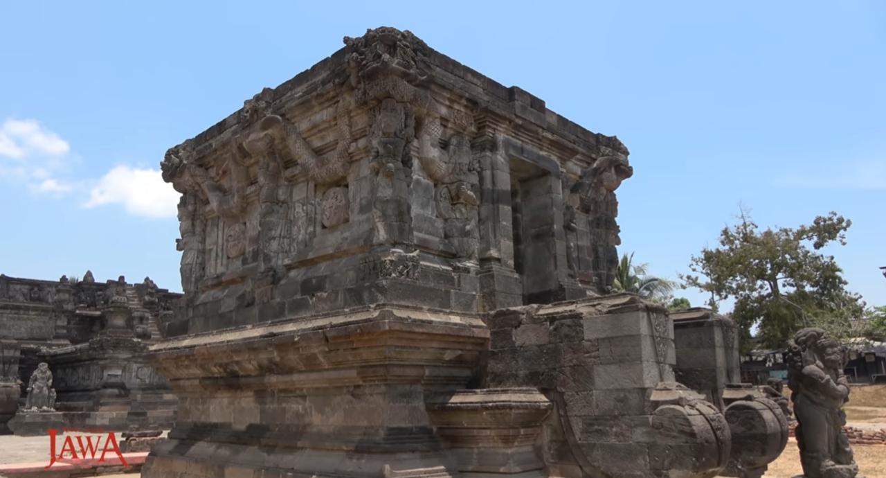 Mitos Air Abadi Petirtaan Candi Penataran: Bikin Awet Muda dan Dagangan Laris?