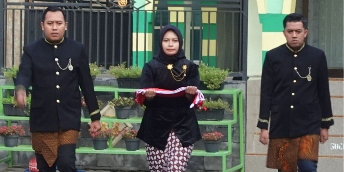 Peringati HUT ke-80 RI, Kantor Pertanahan Blitar Gelar Upacara Bendera dengan Nuansa Pakaian Adat