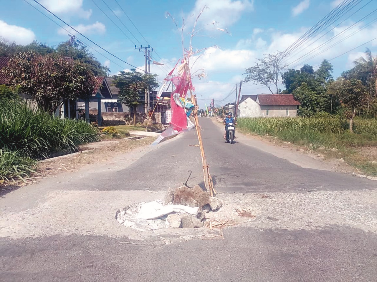 Jalan di Desa Sumberagung Blitar Berlubang, Warga: Kalau Malam Hari Sering Ada Pengendara Kejeglong