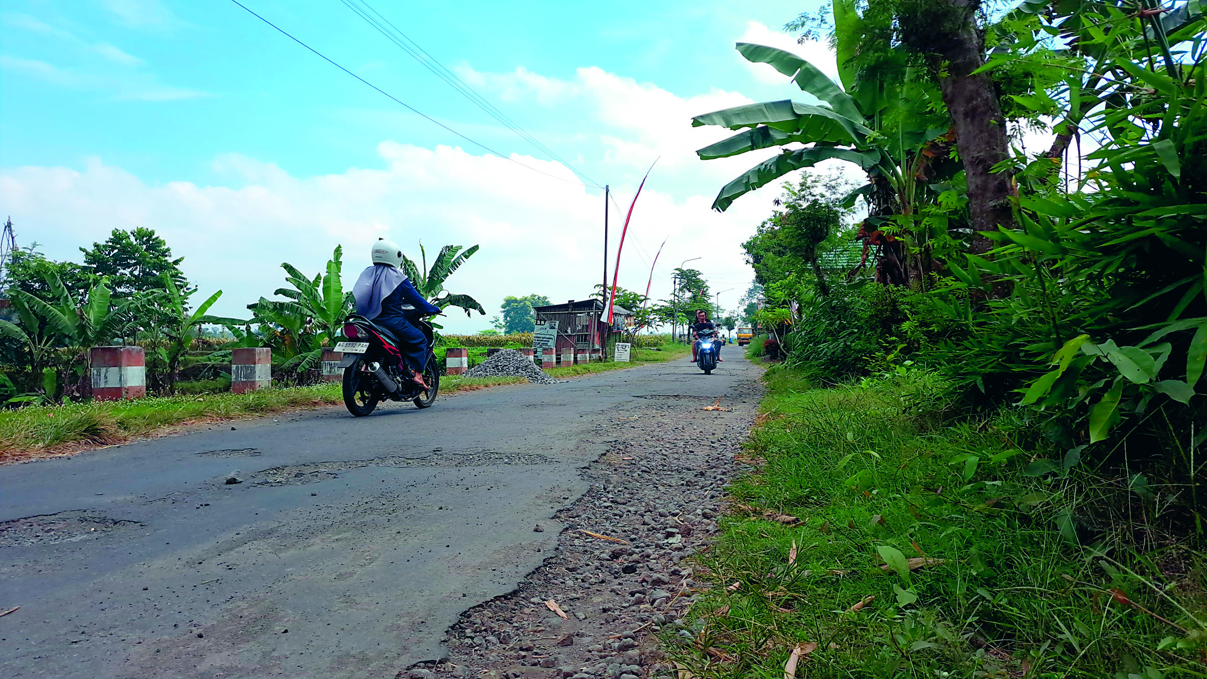 AKAN LANCAR: Dinas PUPR mulai mengirimkan alat berat dan material untuk perbaikan jalan di Desa Jambewangi, Kecamatan Selopuro, dalam minggu ini.