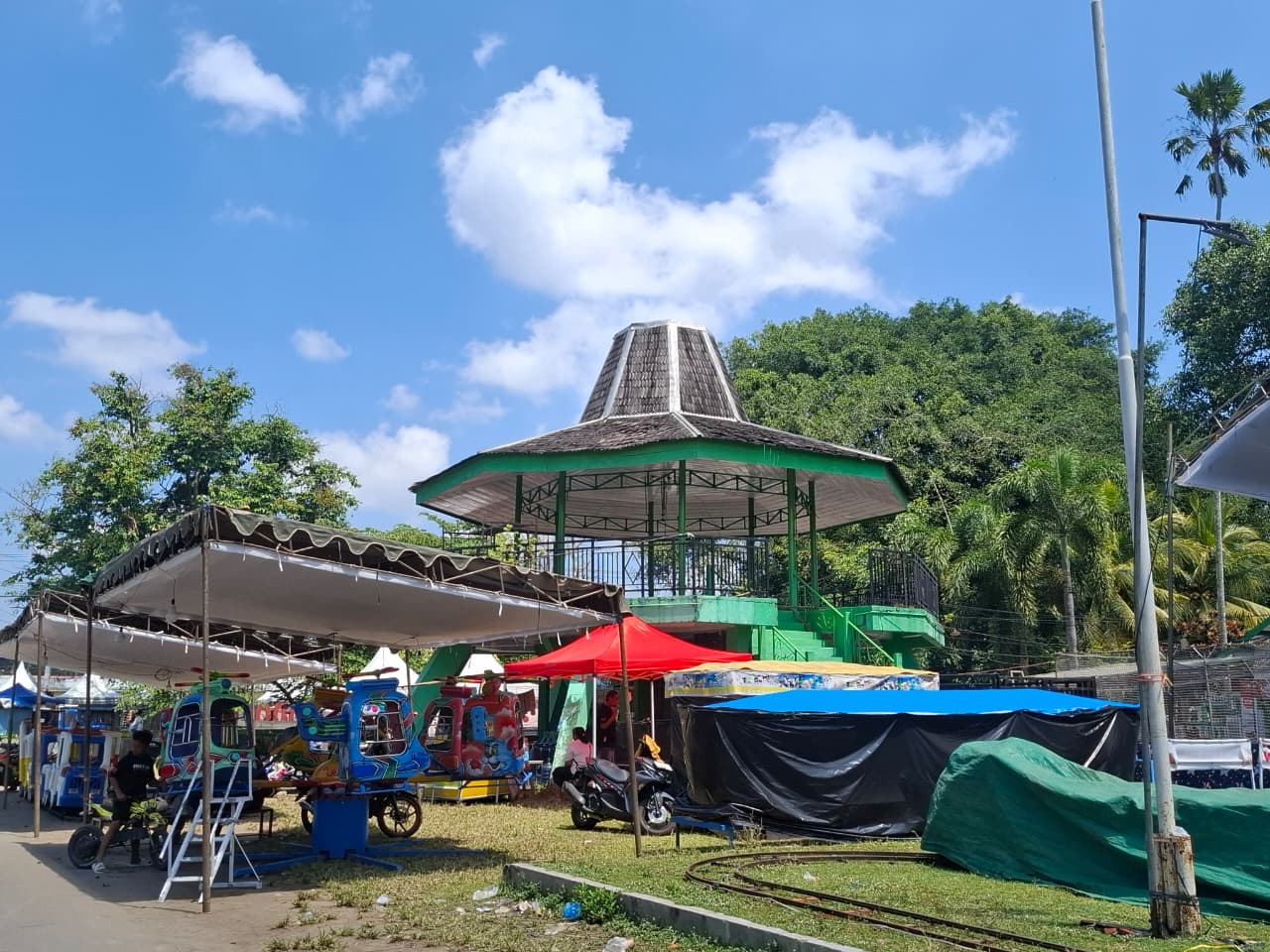 RAMAI: Suasana Alun-Alun Lodoyo yang mulai dipadati pedagang menjelang prosesi siraman Gong Kyai Pradah.