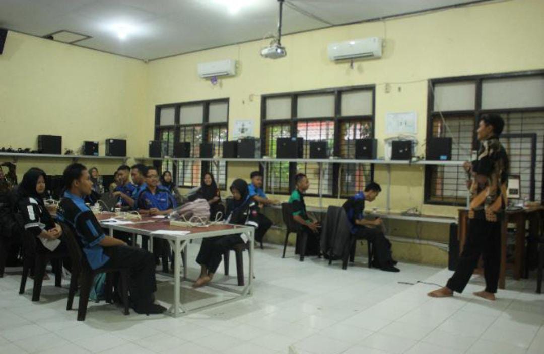 Ekskul Informatika SMKN 1 Nglegok Blitar Ajarkan Jaringan Komputer hingga Keamanannya