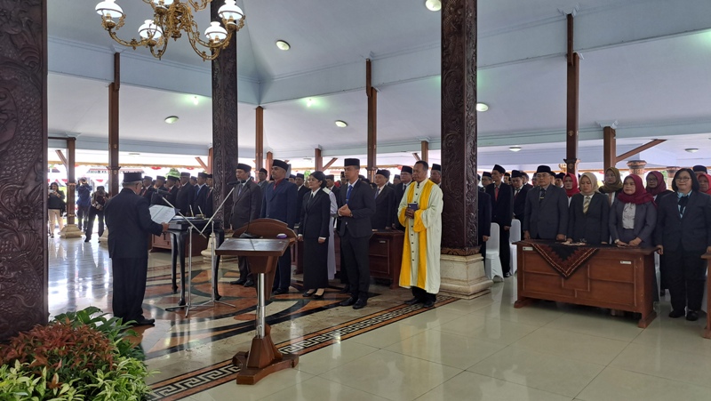 EMBAN TUGAS BARU: Ratusan pejabat Pemkab Blitar menjalani pelantikan usai dimutasi oleh&nbsp;Bupati&nbsp;Blitar, Jumat (29/8/2025).
