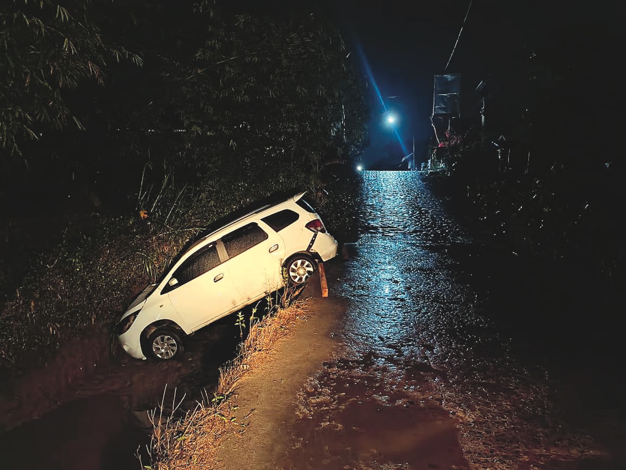Minim Lampu PJU, Mobil Tercebur ke Kali Putih Blitar saat Melintasi Dam Kali Lahar Gunung Kelud