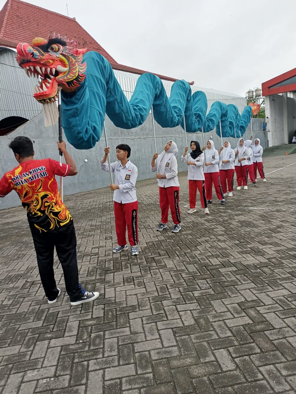 JARING ATLET POTENSIAL: Sejumlah siswa SMK Indonesia Putra menjalani latihan barongsai di sekolah, Kamis (28/8/2025).