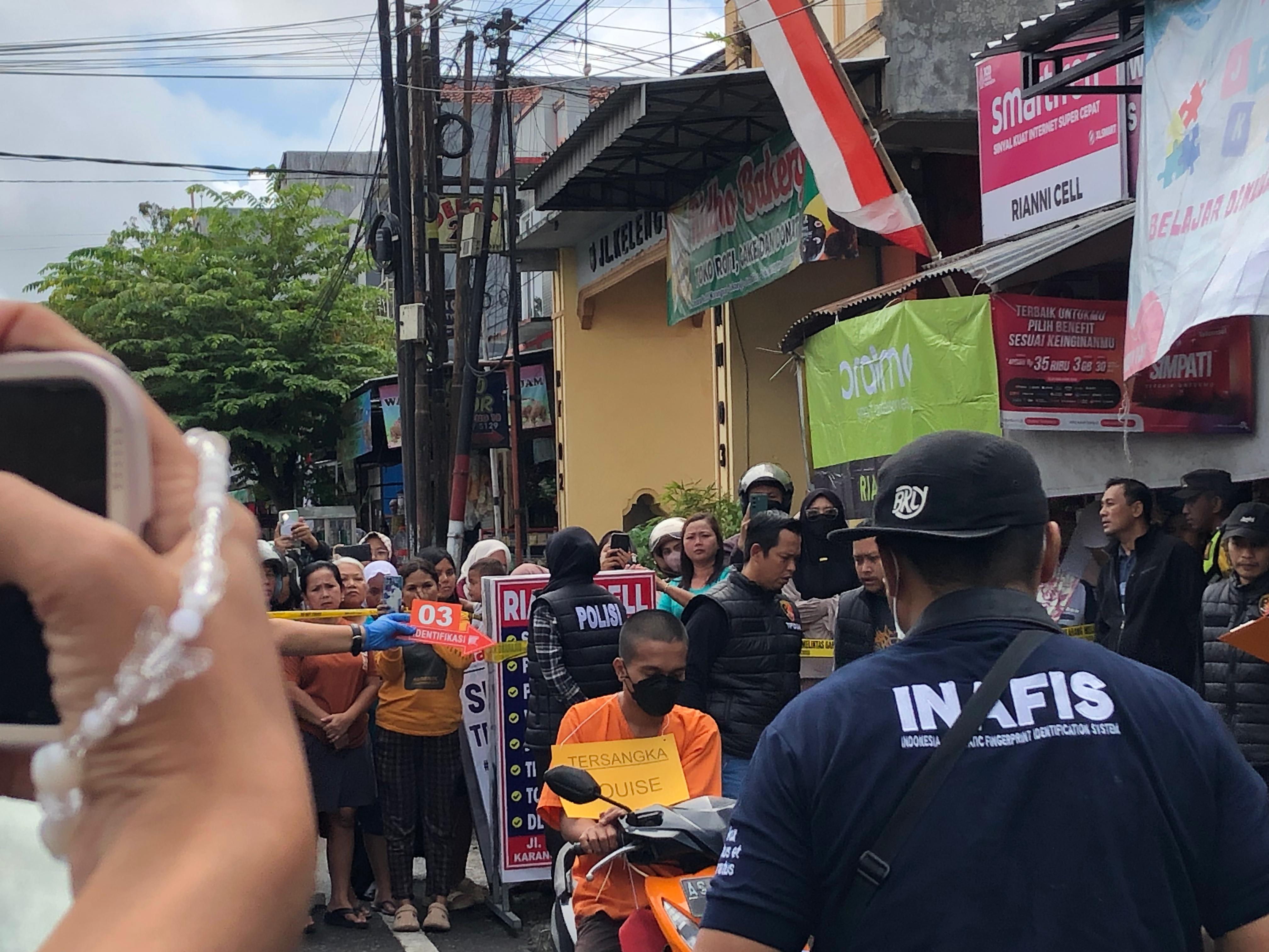 SEDOT ANIMO: Satreskrim Polres Blitar menggelar reka adegan kasus pembunuhan terhadap perempuan MTW di wilayah Kecamatan Sukorejo, Kota Blitar, Jumat (29/8/2025).