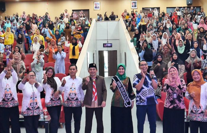 Bunda PAUD Kota Blitar, Kharisa Rizqi Umami didampingi Kepala DP3AP2KB Kota Blitar, Parminto foto bersama ratusan peserta Kerabat SAE.