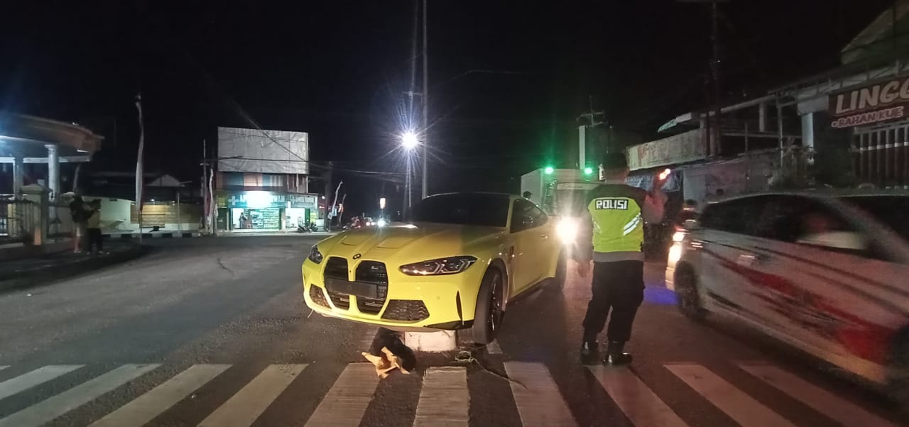 Nahas : Mobil sedan BMW kuning mengalami kecelakaan di Simpang 4 Kanigoro, Blitar pada Jumat malam (29/8).