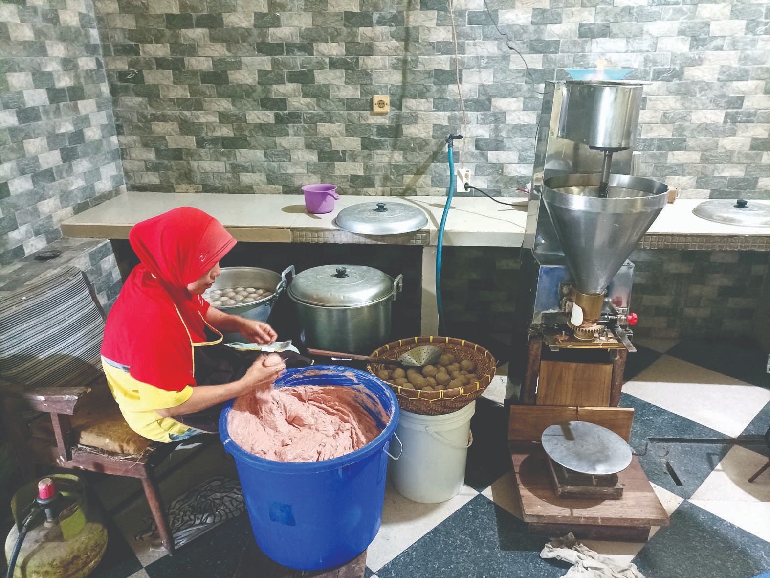 BERKUALITAS: Proses produksi pentol di Bakso Klampis Ireng.