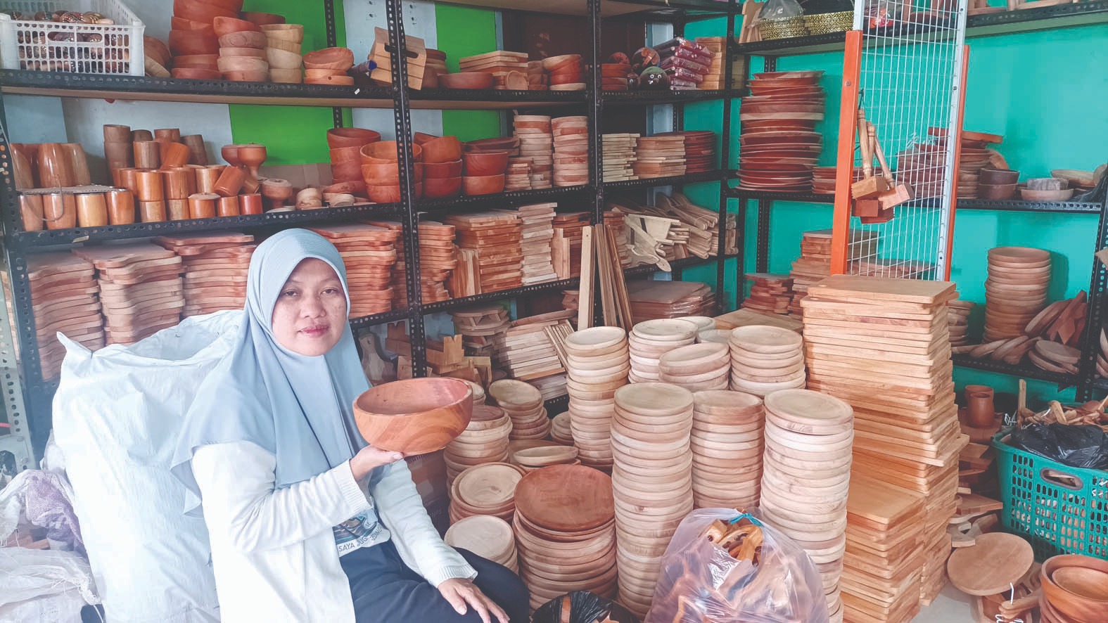 ⁠Menjaga Eksistensi Usaha Kerajinan Kayu Peralatan Dapur Warga Kelurahan Sentul Kota Blitar