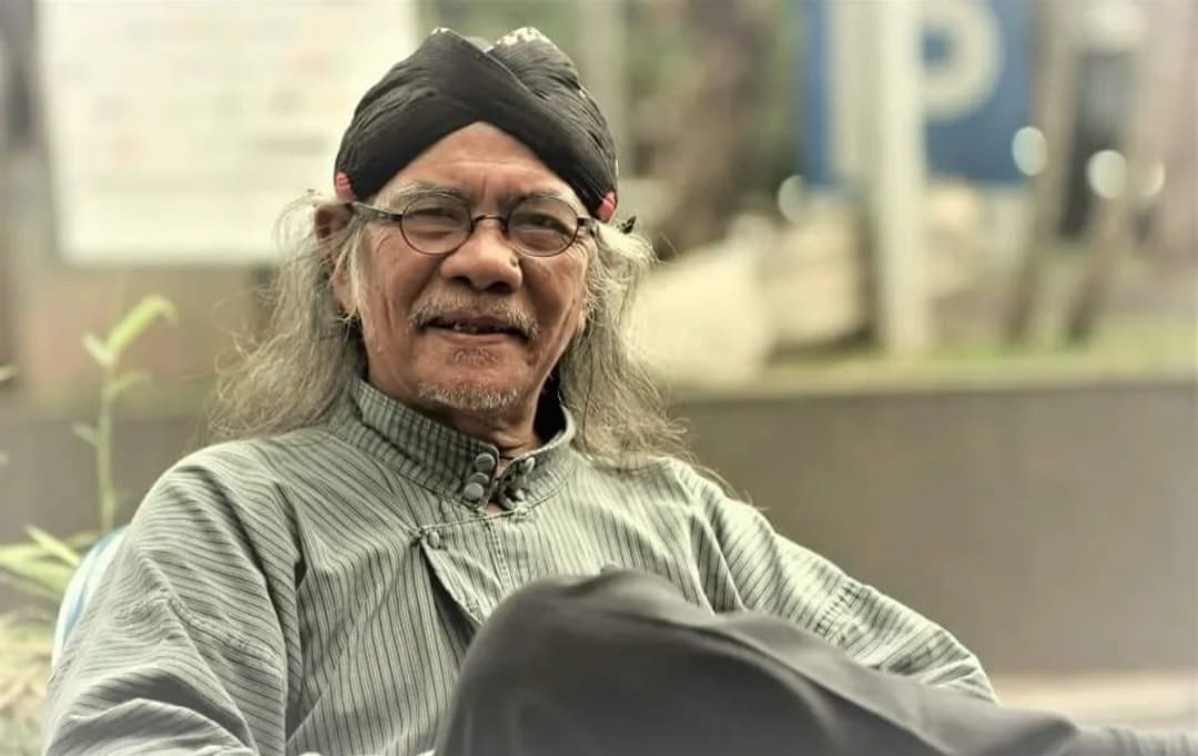 Jose Rizal Manua (Bang Yos) adalah sosok  yang menjadi saksi sekaligus pelaku utama perkembangan teater Indonesia.