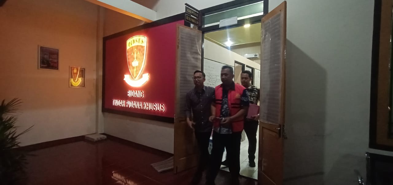 Pesakitan : Petugas Kejaksaan Negeri (Kejari) Kabupaten Blitar membawa tersangka kasus korupsi pengadaan suku cadang di PDAM Tirta Penataran, HS, ke Lapas Kelas IIb Blitar