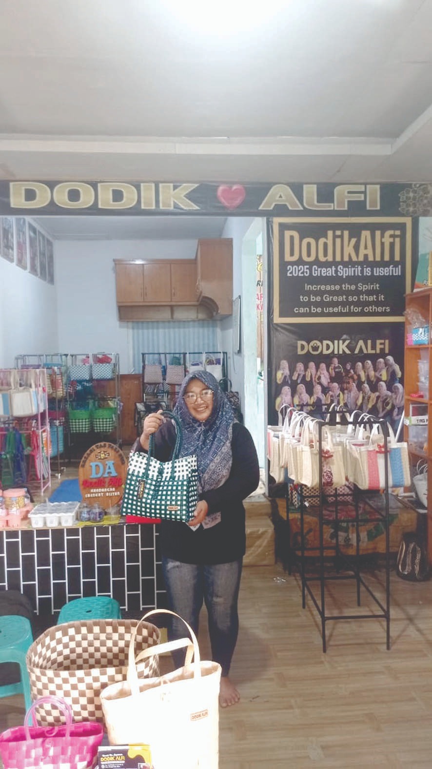 ⁠IRT Warga Blitar Sukses Usaha Kerajinan Tas Kreasi, Produknya Sudah Rambah Pasar Luar Negeri