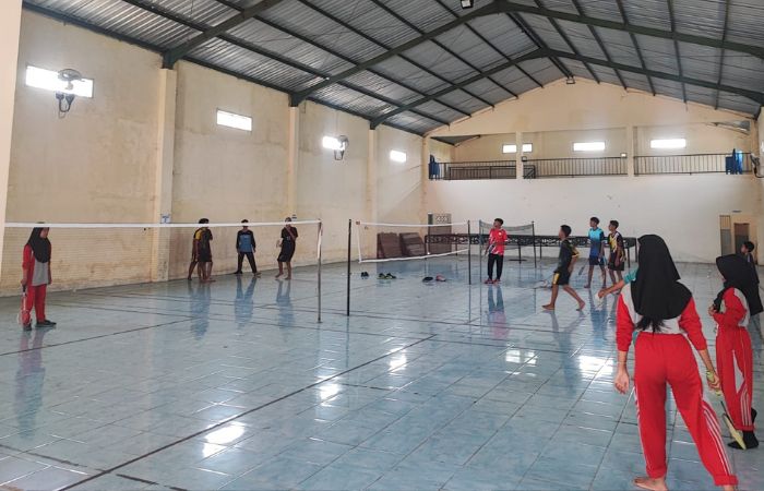 Anggota ekskul bulutangkis MTsN 9 Blitar saat menjalani latihan rutin setiap Sabtu.