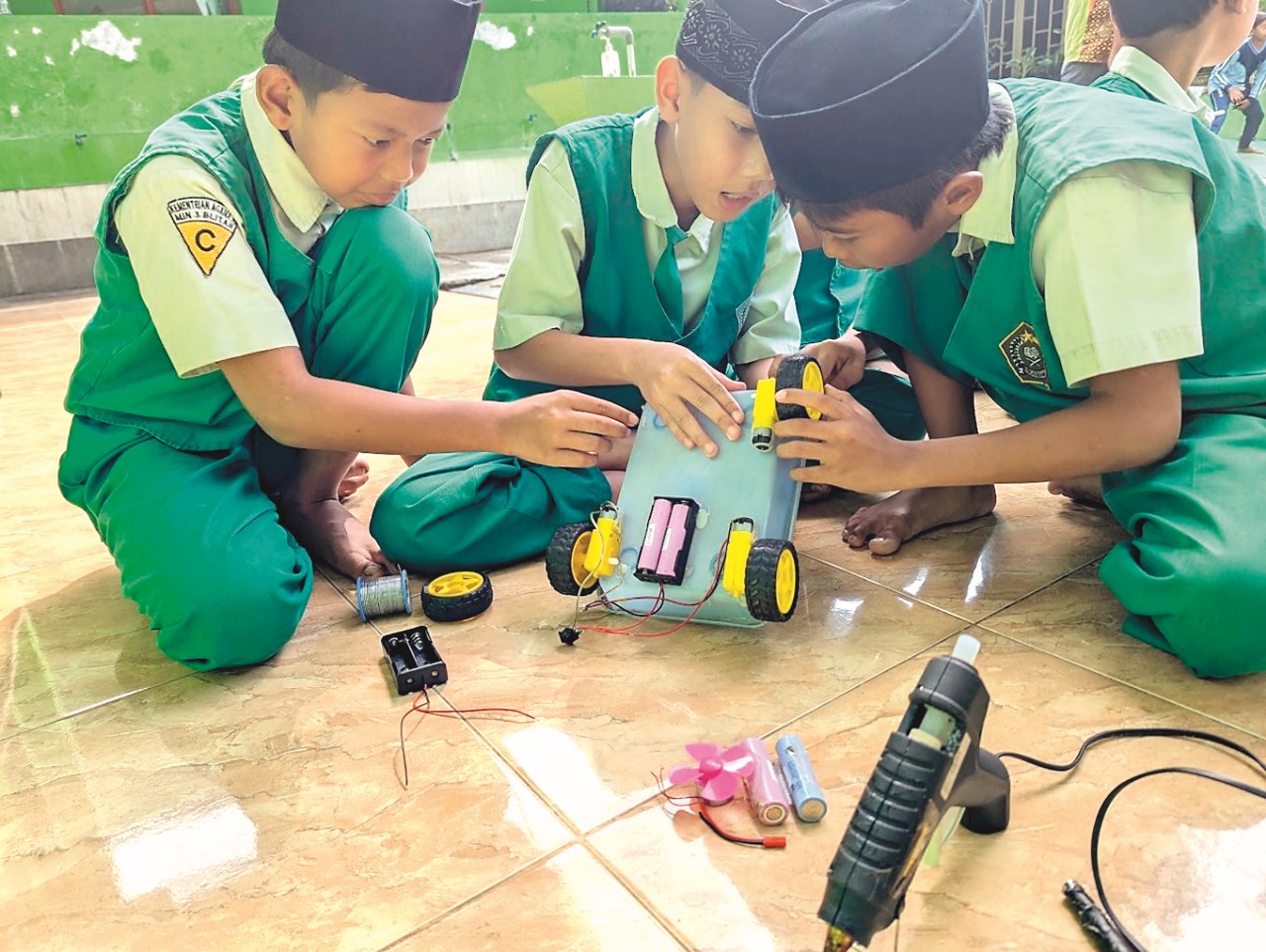 ⁠Lewat Ekskul, Para Siswa MIN 3 Blitar Senang Diajarkan Cara Merakit Robot Sendiri