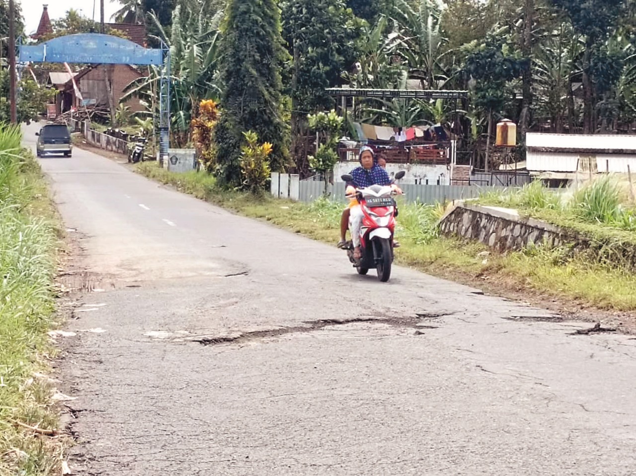⁠Jalan Rusak Masih Terjadi di Wilayah Perbatasan antara Kabupaten dan Kota Blitar