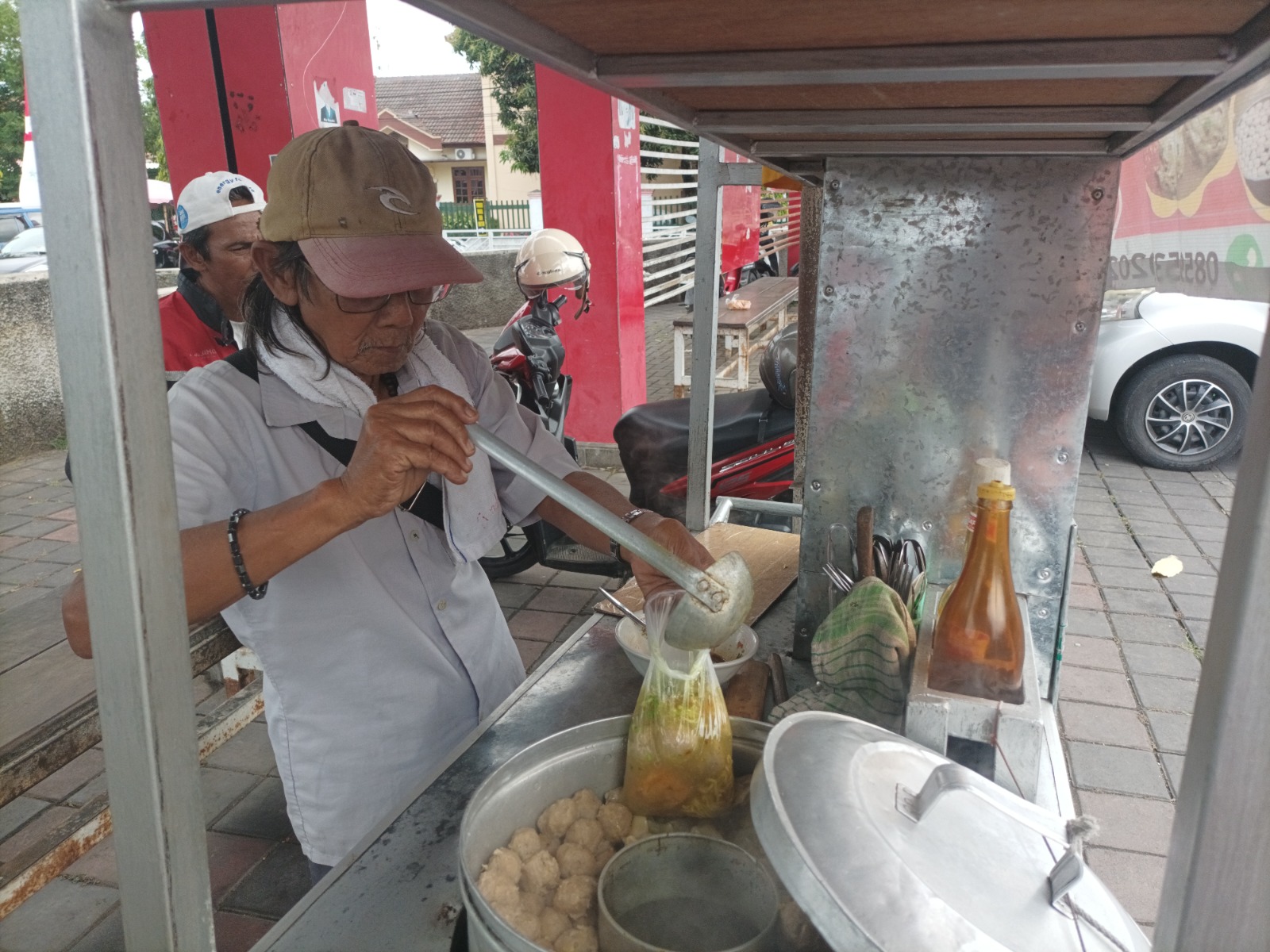 UNIK: Bakso soto Cak Ni kuliner lezat nan murah, sajian khas di depan Makam Bung Karno.
