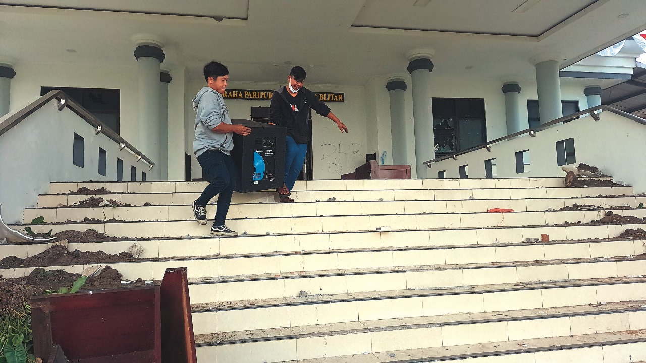 BANGKIT: Petugas DPRD melakukan pembersihan di depan ruang rapat paripurna agar dapat digunakan kembali.