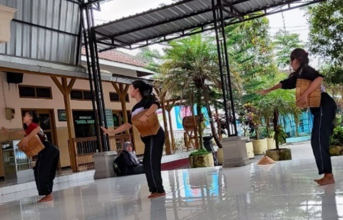 KOMPAK: Anggota ekskul seni tari sedang menjalani latihan rutin di lingkungan sekolah.