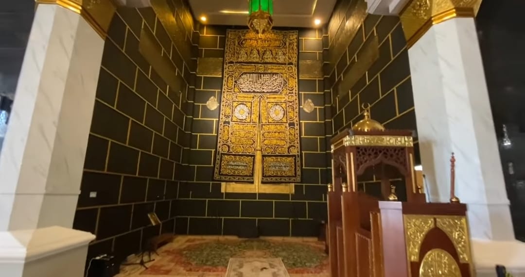 Diresmikan Khofifah, Masjid Ar-Rahman Blitar Punya Kiswah Asli Ka&rsquo;bah