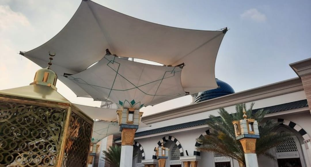Payung Raksasa Masjid Ar-Rahman Blitar Jadi Spot Favorit Jamaah