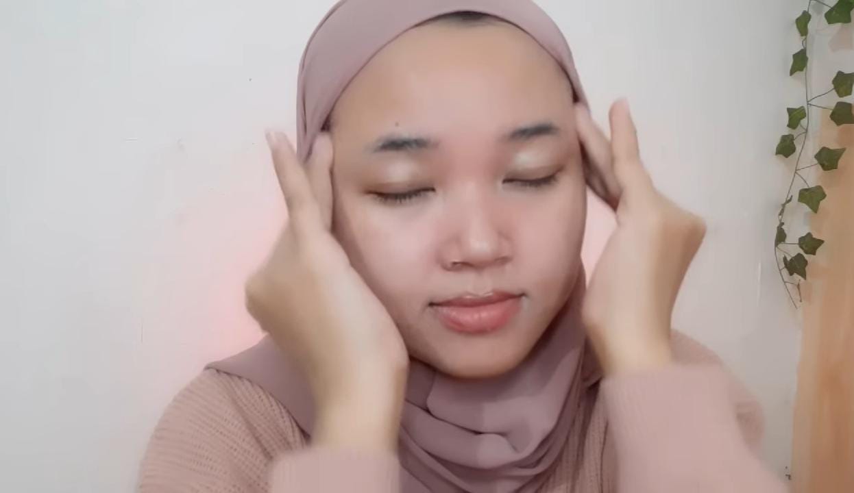 Relaksasi Wajah dengan Viva Micellar dan Air Mawar, Rahasia Awet Muda
