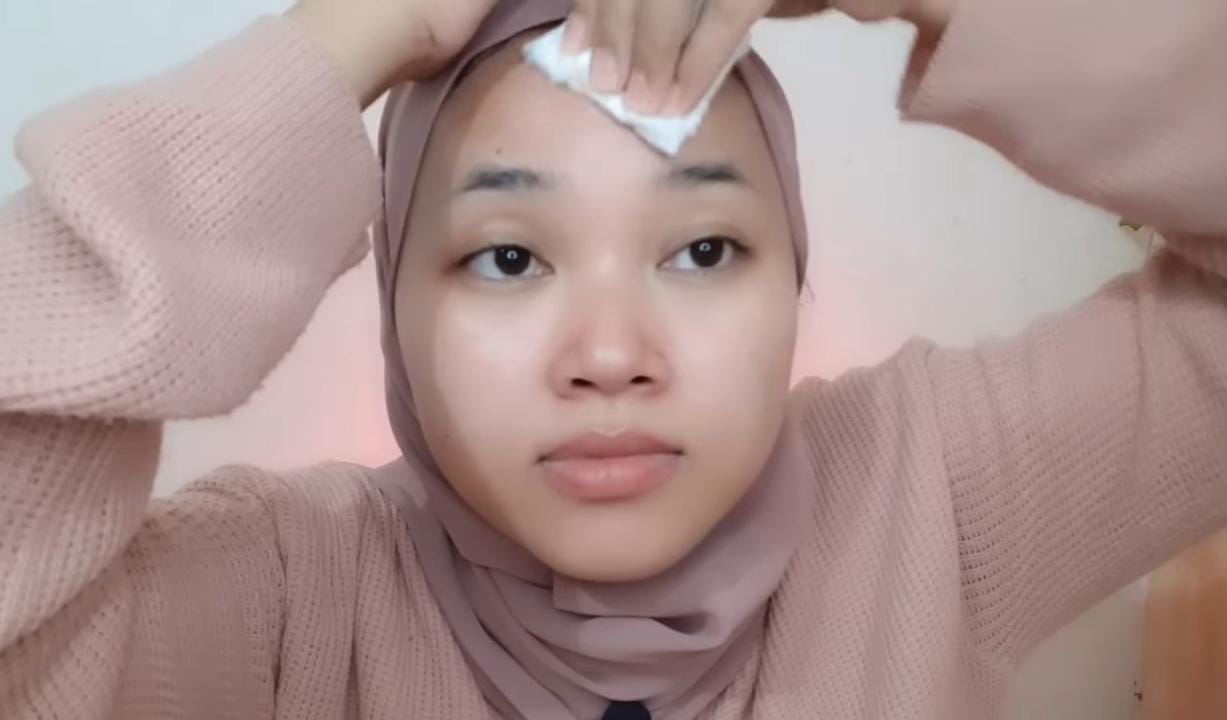 Cantik tidak harus mahal. Viva Micellar dan Air Mawar buktikan skincare lokal bisa bikin wajah glowing, sehat, dan bebas komedo.