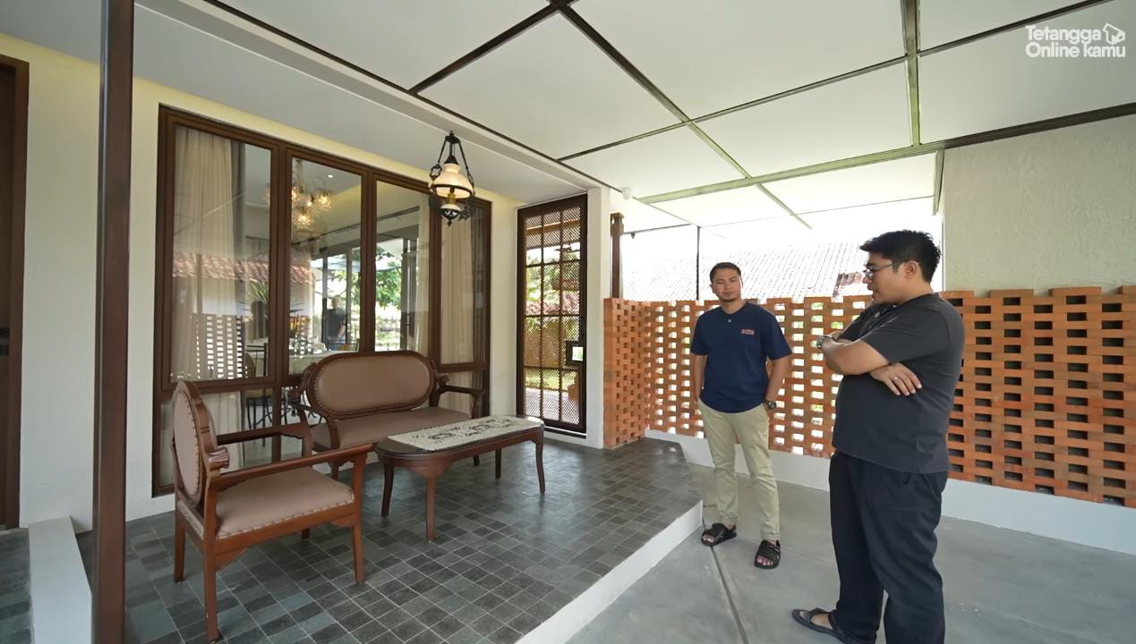 Material Lokal Jadi Kekuatan Rumah Rimbun Cirebon Karya Studio Nadi
