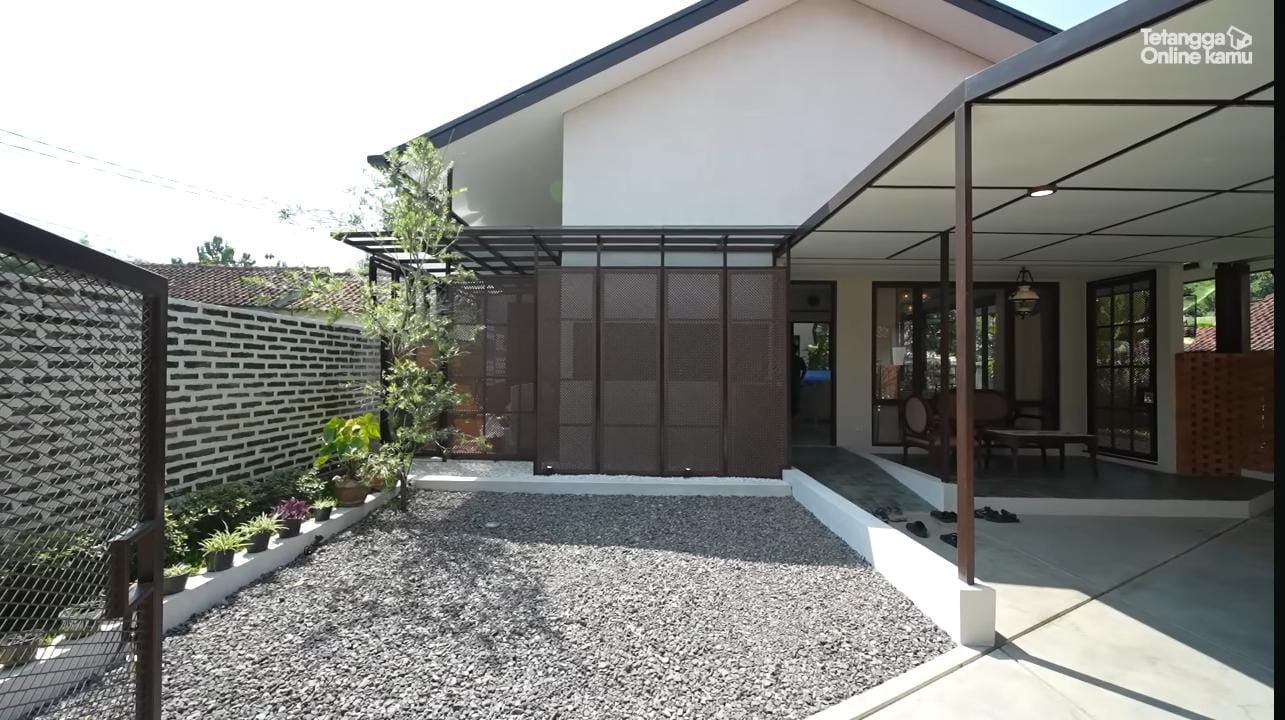 Studio Nadi Angkat Konsep Arsitektur Tropis lewat Rumah Rimbun di Cirebon