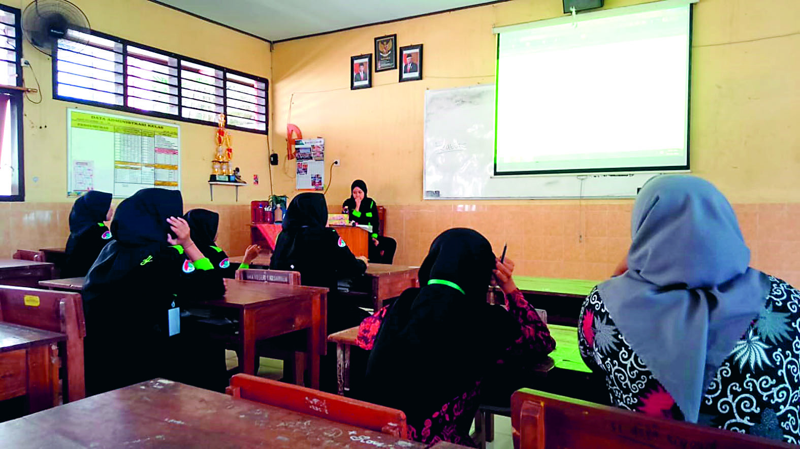PRODUKTIF: Anggota ekskul jurnalistik SMA Negeri 1 Kesamben menjalani latihan rutin setiap Rabu.