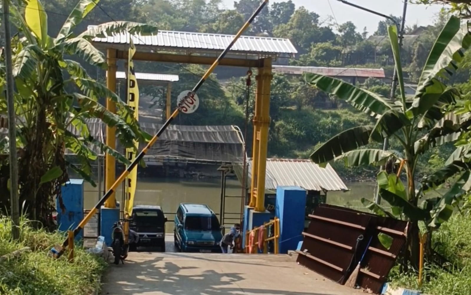 LEBIH CEPAT: Akses perahu tambangan yang menghubungkan Desa Selokajang, Kecamatan Srengat, dengan wilayah Kecamatan Rejotangan, Tulungagung.